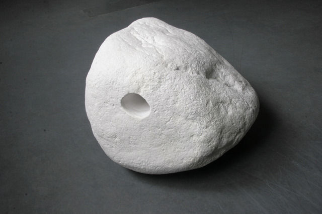 Ху Юн (Hu Yun). Not my intention to touch it, 2014, гипс